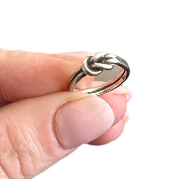 James Avery Jewelry - EUC - James Avery Lover’s Knot Ring - size 4.5